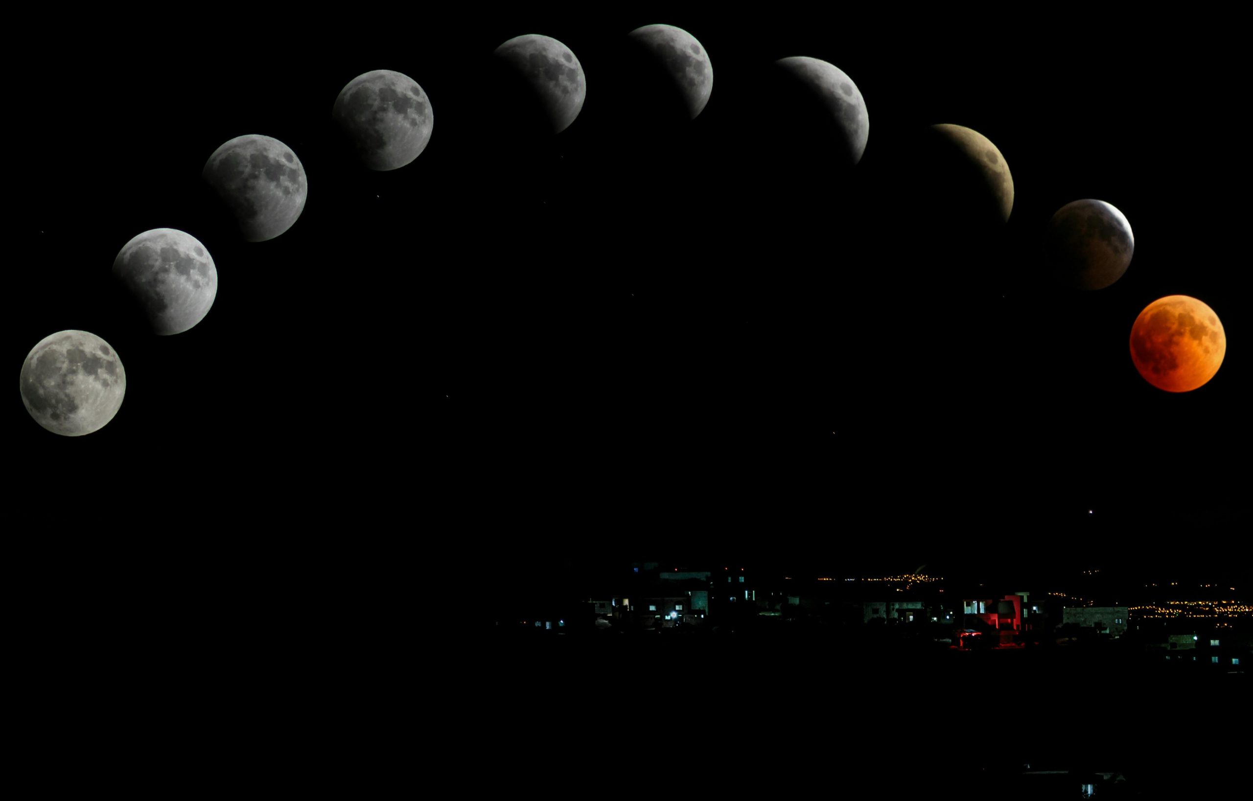 Významné astronomické události, úplňky a zatmění. Co nás čeká v roce 2025? 